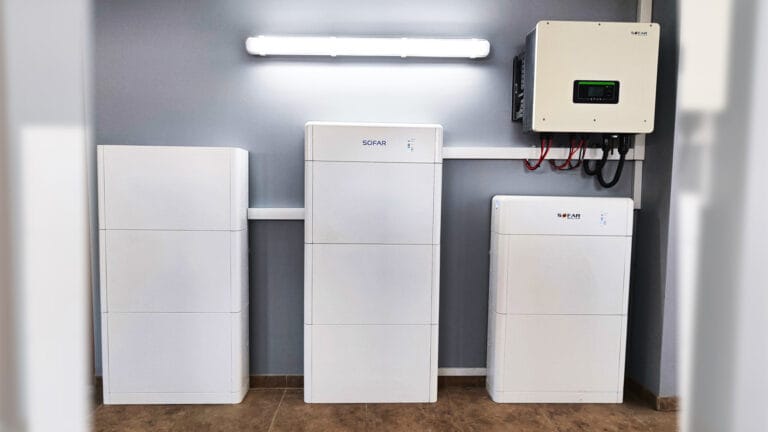 Sistem fotovoltaic Hibrid 20 kW, invertor și baterii
