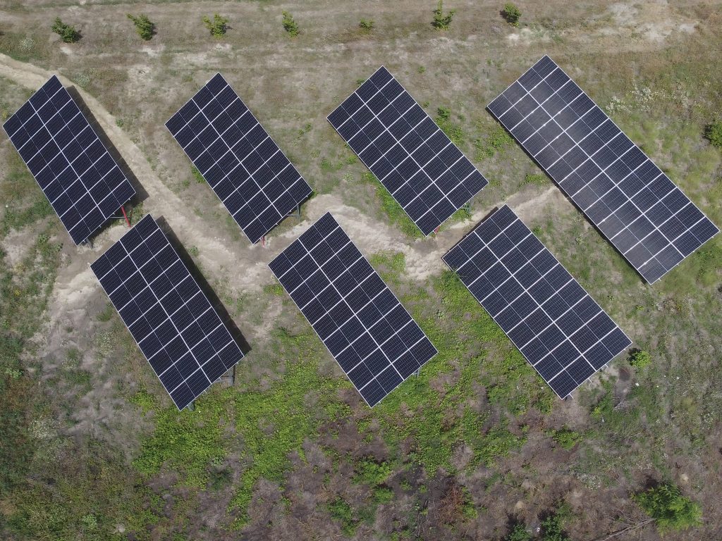Sistem fotovoltaic comercial 83 kW, vedere din dronă